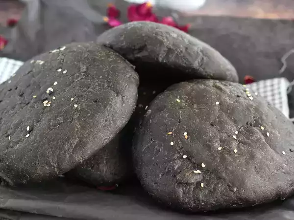 Pão preto de Wednesday: a receita sombria do Burger King que virou febre ( e que dá pra fazer em casa)