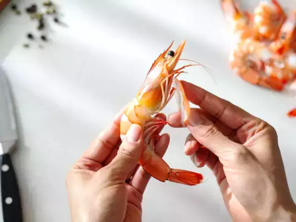 Esse é o truque simples para limpar camarão e que vai mudar sua vida para sempre