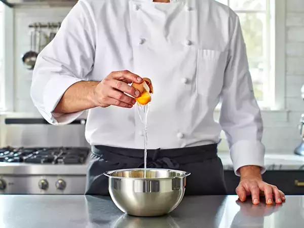 Quebrar o ovo com uma só mão – O segredo dos chefs que não deixa nenhuma casquinha na comida