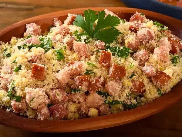 Você sabia que a farofa nasceu como comida de viagem? O motivo é genial!