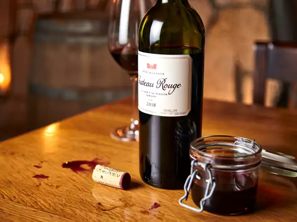 Você achava que vinho aberto estraga rápido? Este truque do TikTok vira o jogo sem gastar nada