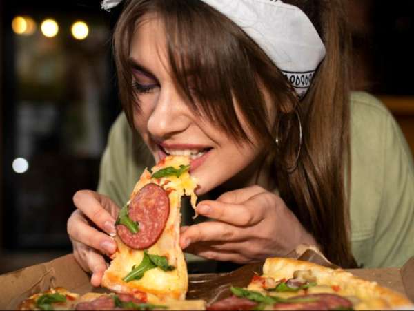 Esqueça os talheres: o que a ciência descobriu sobre comer com as mãos vai explodir sua mente