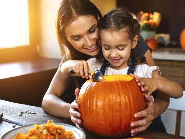 Como esculpir uma abóbora em casa e aproveitar o ritual de Halloween sem cortes ou sustos.