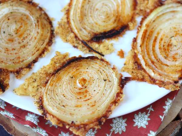 Todo mundo tem cebola em casa, mas ninguém espera que ela possa virar essas 11 receitas absurdamente boas