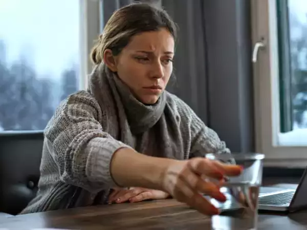 Desidratação silenciosa: por que é tão difícil beber água no frio e como virar o jogo sem esforço