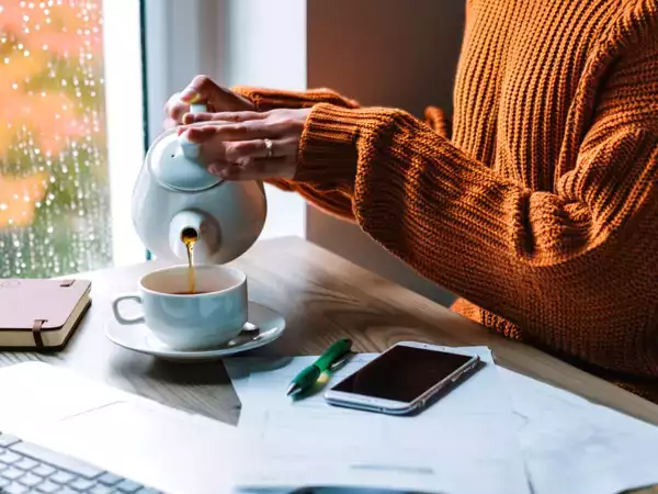 Você acha que está se hidratando no frio… mas será que chá realmente substitui a água?