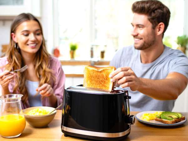 O erro matinal que muita gente comete achando que está emagrecendo e tem a ver com pão torrado. Você também faz?