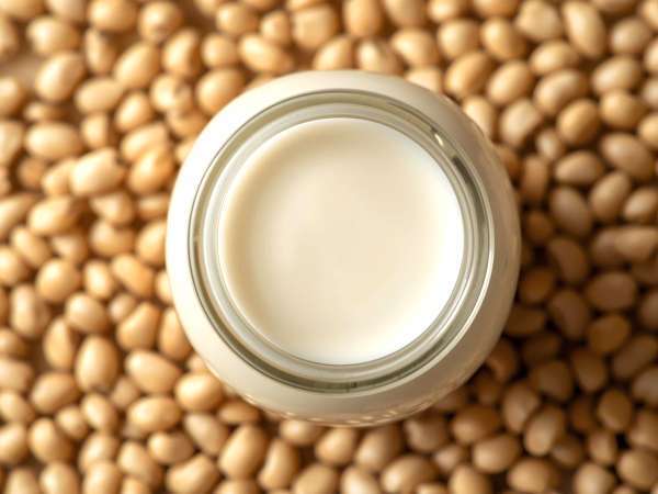 Soja, aveia, amêndoas ou arroz? Descubra qual leite vegetal realmente entrega o que promete