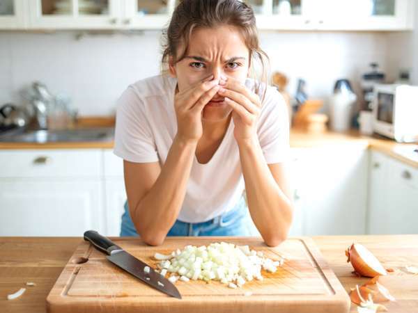 Cortou cebola e ficou com aquele cheiro forte na mão? Descubra o truque que elimina em segundos