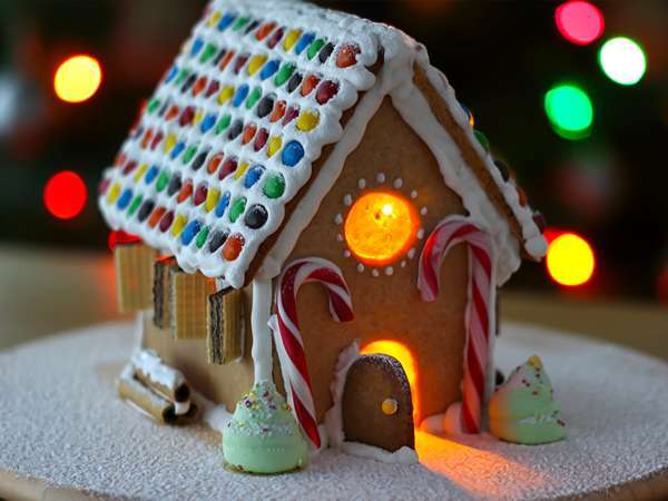 Essa casinha de Natal acende de verdade, parece ter saído de um filme e vai encantar todo mundo com sua magia