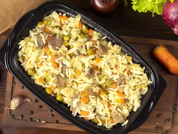 O truque do arroz de forno que transforma restos da ceia num prato tão bom que parece inédito