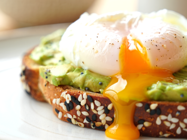 Ovos escalfados perfeitos com um truque caseiro? Descubra a técnica que muda tudo sem esforço