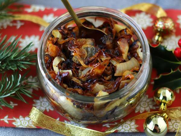 Confit de cebola: o acompanhamento barato que transforma qualquer prato em banquete de festa