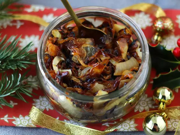 Confit de cebola: o acompanhamento barato que transforma qualquer prato em banquete de festa