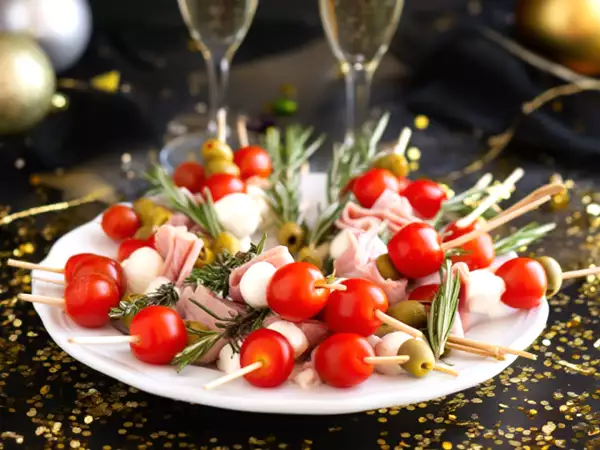 17 petiscos e docinhos de Réveillon tão lindos e práticos que ninguém vai sentir falta dos talheres