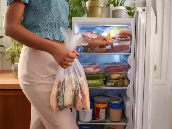 O que você precisa saber antes de descongelar peixe e o erro silencioso que destrói a textura