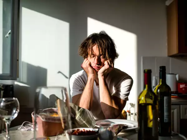 Depois de festas com álcool, a forma como você se reidrata pode estar sabotando seu corpo