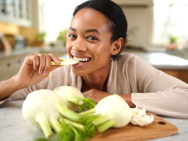 O truque da erva‑doce para transformar uma barriga estufada em cintura lisa sem sofrimento