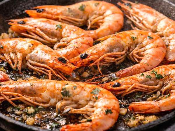 O que acontece se você cozinhar o camarão com casca? A resposta surpreende até quem cozinha há anos