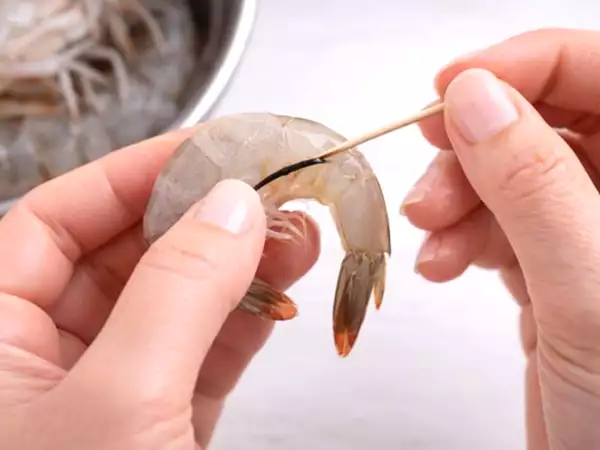 Você come a linha preta do camarão? Descubra o que pode estar ingerindo, sem saber