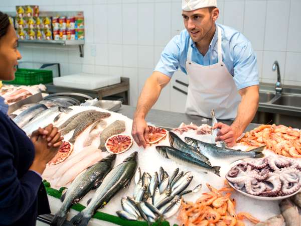 Mais nutritivo que o salmão e infinitamente mais barato: o peixe esquecido que pode mudar sua alimentação