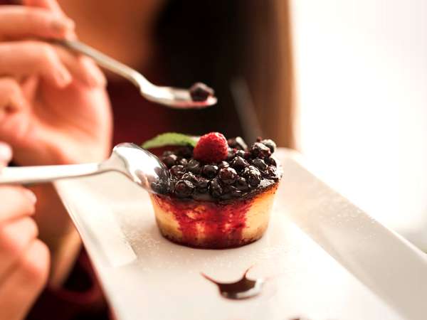 A sobremesa é a mesma. A sensação não é: você sabia que os talheres podem mudar o sabor da sobremesa?