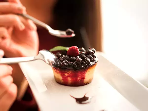 A sobremesa é a mesma. A sensação não é: você sabia que os talheres podem mudar o sabor da sobremesa?