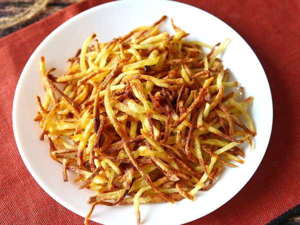 Cansado de nunca saber o que servir junto do prato principal? Estes 12 acompanhamentos rápidos salvam qualquer refeição