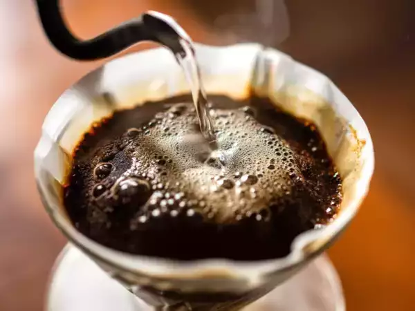 Eu achei exagero colocar canela no café antes de coar, até descobrir o efeito inesperado que mudou tudo