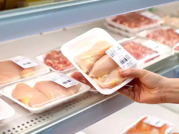 O frango do supermercado parece igual, mas existe algo que quase ninguém percebe antes de comprar