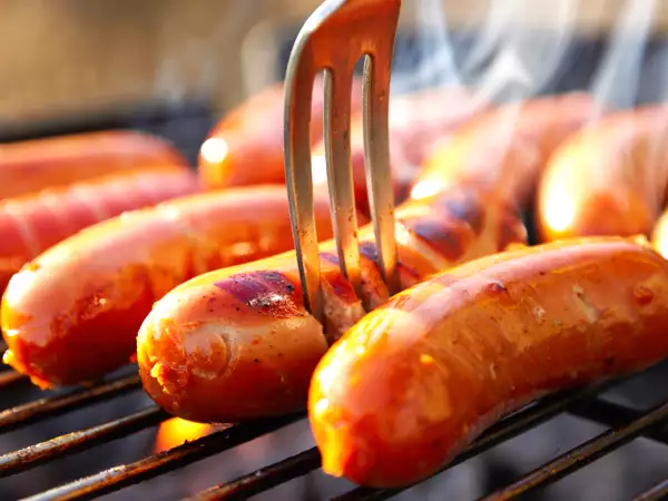 Você fura linguiça antes de cozinhar? Esse hábito comum pode estar acabando com o sabor sem perceber