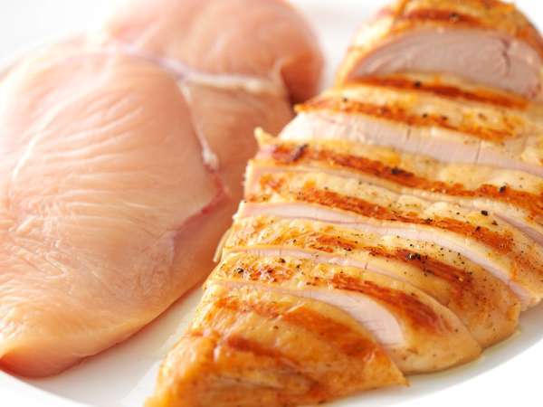 Você congela frango antes ou depois de assar? Esse hábito comum pode estar arruinando tudo