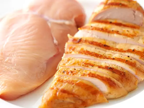 Você congela frango antes ou depois de assar? Esse hábito comum pode estar arruinando tudo