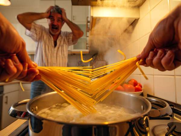 Você ainda quebra o macarrão? Para os italianos, esse gesto inocente revela tudo sobre você”
