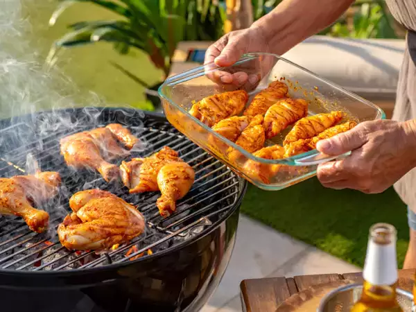 Essas 6 marinadas fazem o frango ficar tão suculento que vira destaque do churrasco