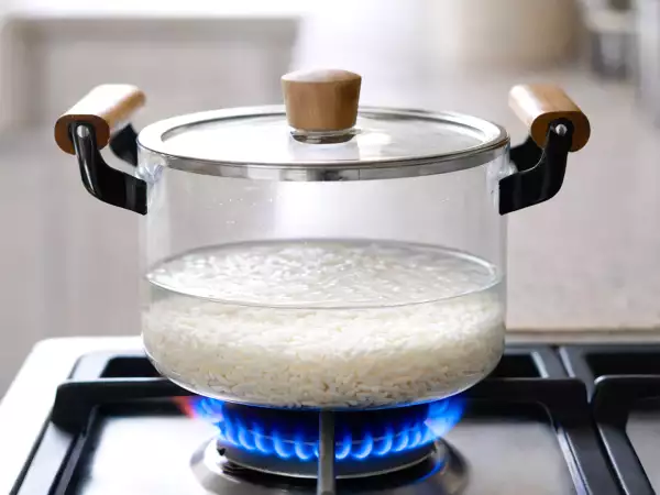 Você não precisa medir água: o truque simples para arroz soltinho que quase ninguém usa