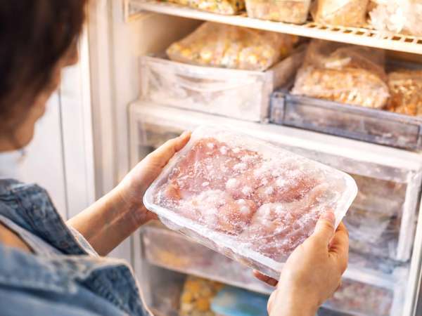 Esqueceu de descongelar? Esse truque simples resolve em minutos e salva qualquer refeição