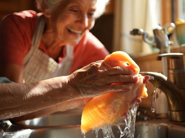 É realmente necessário lavar o frango antes de cozinhá-lo? A verdade que sua mãe e sua avó nunca lhe contaram