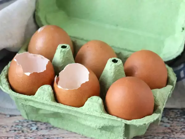 Você faz isso com a casca do ovo e não imagina o risco que pode estar correndo na cozinha