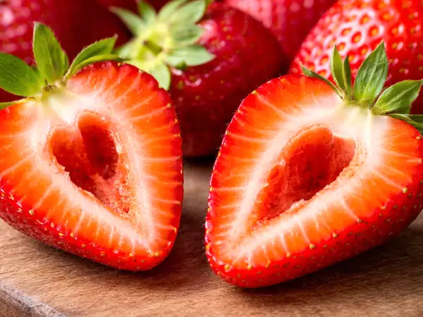 Porque é que alguns morangos têm buracos por dentro? Há um motivo pouco falado