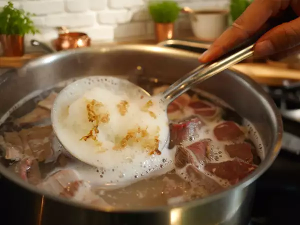 Aquela espuma estranha na carne tem uma explicação que muda tudo na cozinha
