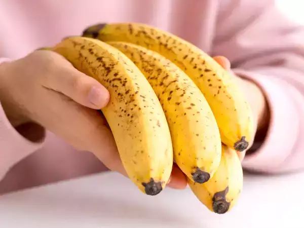 Suas bananas ficam pretas rápido demais? Este erro comum pode estar acelerando tudo