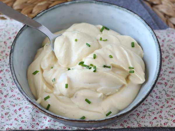 3 substitutos da maionese que ficam prontos em 5 minutos e vão te fazer esquecer a versão tradicional