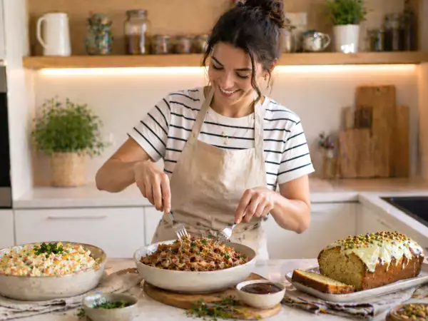 Menu do dia, 25 Abril : Uma experiência gastronômica com salada, carne de porco e bolo de pistache