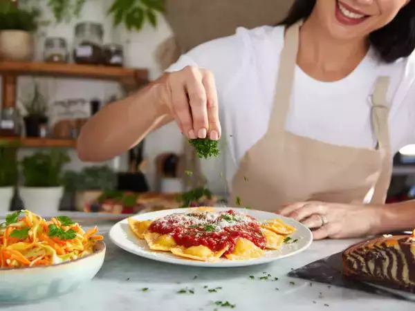 Menu do dia, 26 abril : Uma experiência gastronômica tropical: salpicão, ravioli e bolo zebra