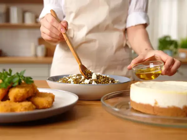 Menu do dia, 4 de maio: uma combinação deliciosa de salada, nuggets e cheesecake