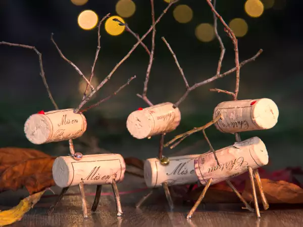 Tem como resistir? Essa rena de Natal feita à mão é tudo o que sua decoração precisava pra brilhar