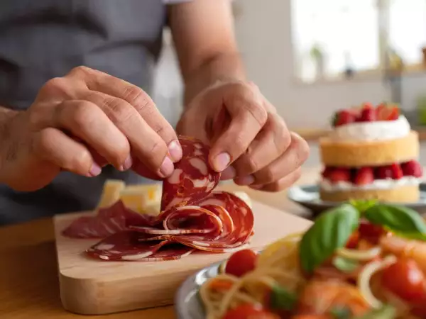 Menu do dia, 31 de Maio: Uma tábua de embutidos, espaguete com camarão e um delicioso fraisier