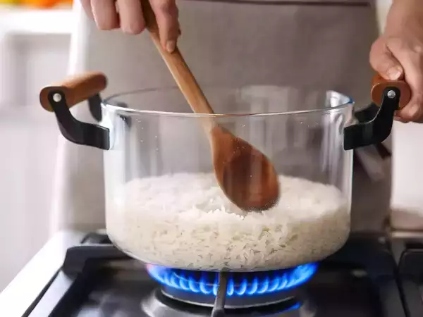 Como esquentar o arroz sem erro e nunca mais deixar ele seco, duro ou empapado
