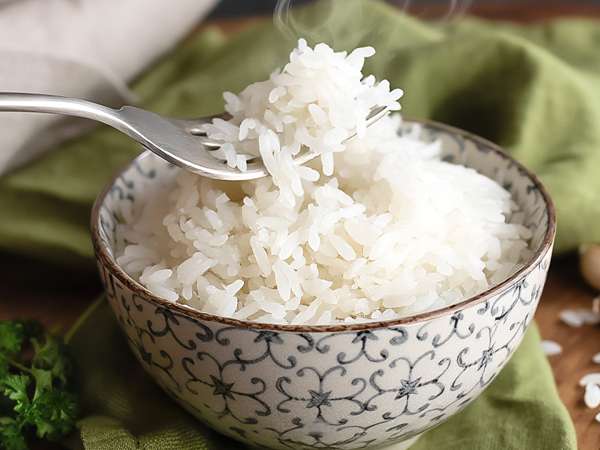 Você pode salvar arroz empapado e deixar ele soltinho de novo com esse método simples